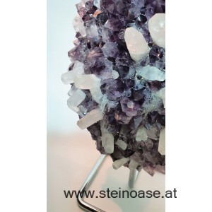 Amethyst mit Calciten auf Ständer